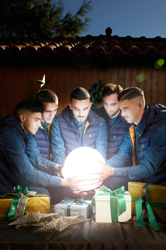In this advertising photography campaign for the Panathinaikos FC. the goal was to give the message of the light of collectivity, the light of Christmass."