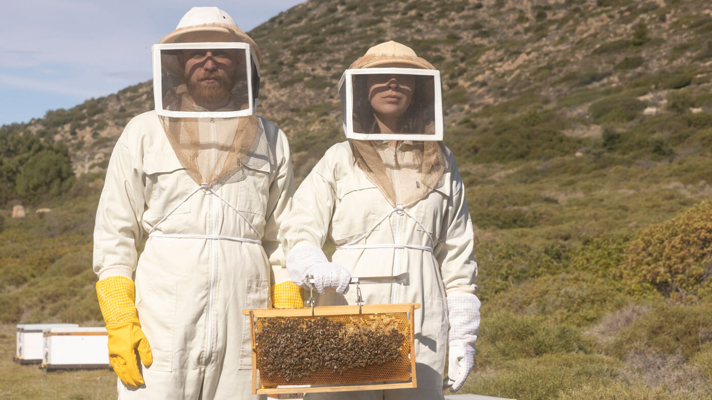 Bee_louis_beekeeper_honey_by_Dimitris_Vlaikos_portrait_advertising_photographer_athens_greece